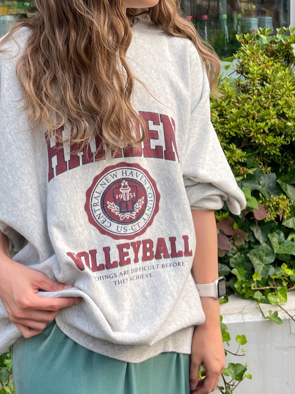 グレー系のスウェット、グリーン系のワンピースを着用したレディースの夏コーディネートの3枚目の写真