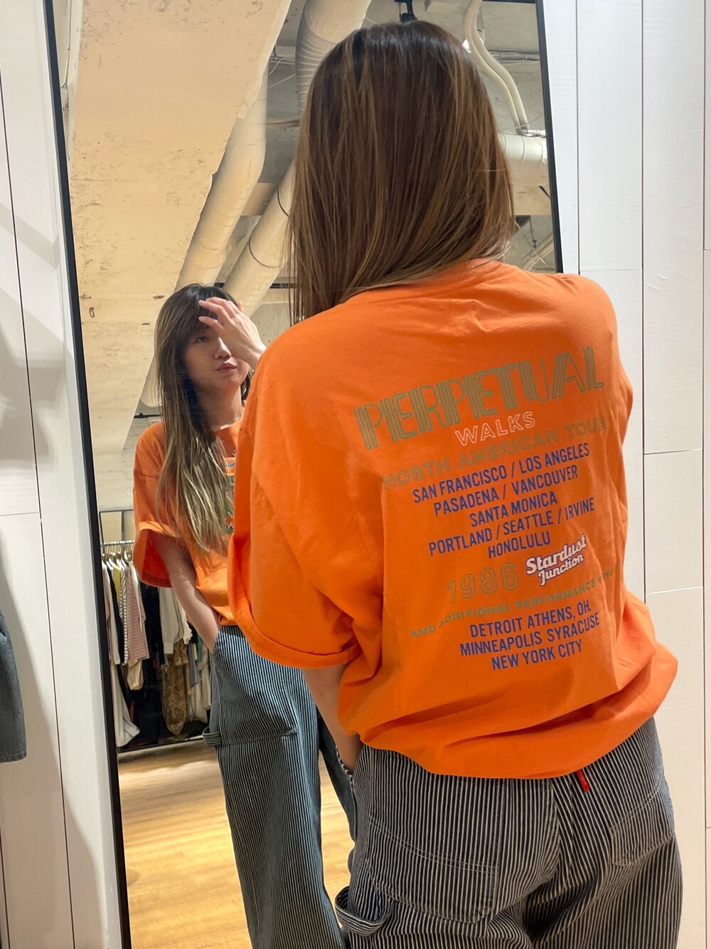 その他のデニムパンツ、オレンジ系のTシャツ/カットソーを着用したレディースの春コーディネートの2枚目の写真