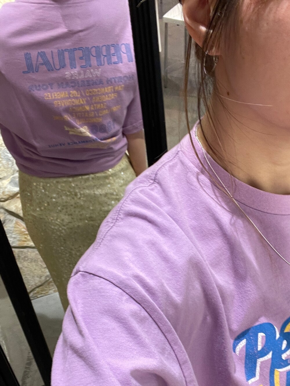 パープル系のTシャツ/カットソー、ホワイト系のスカートを着用したレディースの春コーディネートの5枚目の写真