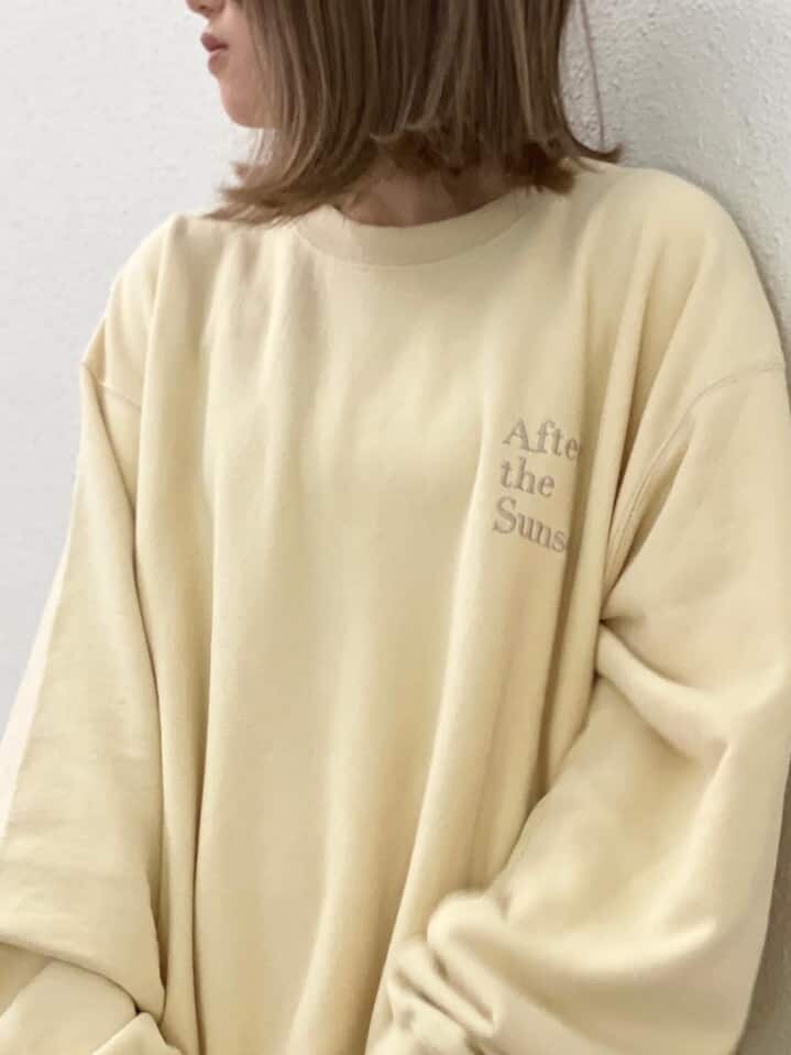 ホワイト系のスカートを着用したレディースの秋コーディネートの2枚目の写真