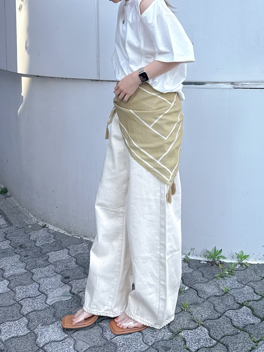 ホワイト系のデニムパンツ、ホワイト系のTシャツ/カットソー、イエロー系のバンダナ/スカーフを着用したレディースの春コーディネートの2枚目の写真