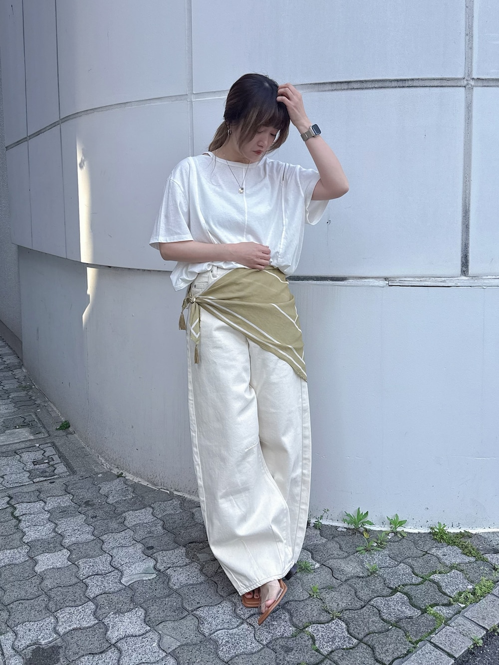 ホワイト系のデニムパンツ、ホワイト系のTシャツ/カットソー、イエロー系のバンダナ/スカーフを着用したレディースの春コーディネートの3枚目の写真