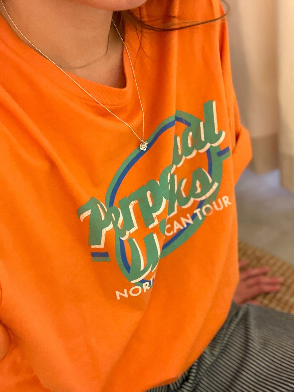 その他のデニムパンツ、オレンジ系のTシャツ/カットソーを着用したレディースの春コーディネートの3枚目の写真