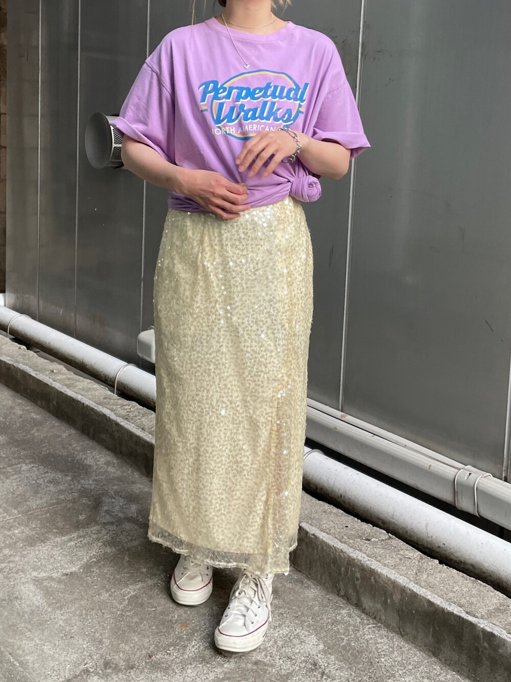 パープル系のTシャツ/カットソー、ホワイト系のスカートを着用したレディースの春コーディネートの2枚目の写真