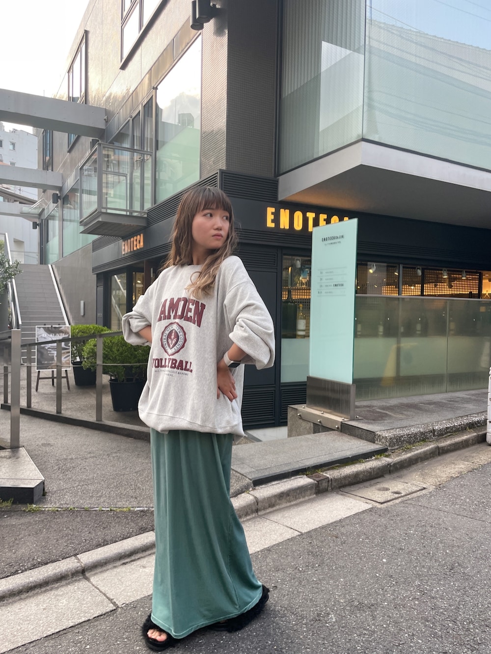 グレー系のスウェット、グリーン系のワンピースを着用したレディースの夏コーディネートの4枚目の写真