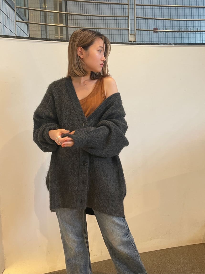 ブルー系のブーツ、ブルー系のデニムパンツ、グレー系のカーディガン/ボレロを着用したレディースの夏コーディネートの3枚目の写真