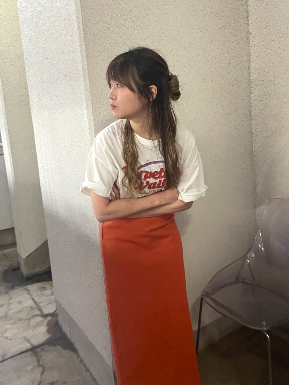 ホワイト系のTシャツ/カットソー、オレンジ系のワンピース、シルバー系のサンダルを着用したレディースの春コーディネートの2枚目の写真