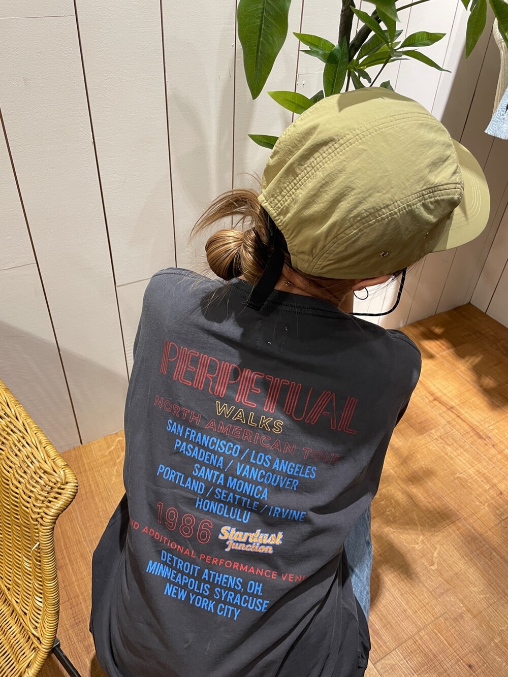 グレー系のTシャツ/カットソー、ベージュ系のキャップを着用したレディースの春コーディネートの4枚目の写真