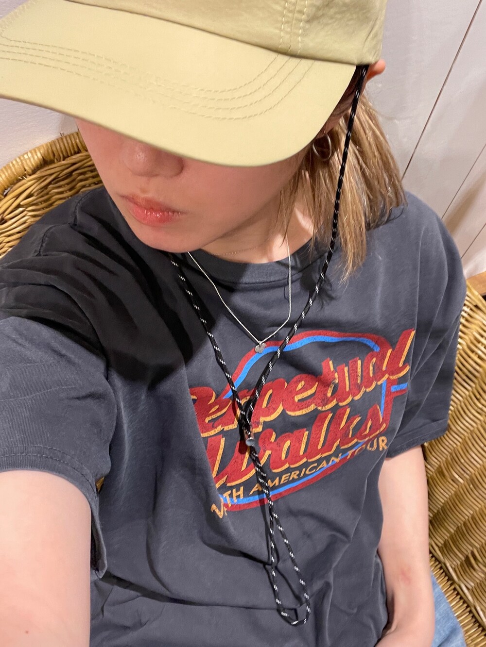 グレー系のTシャツ/カットソー、ベージュ系のキャップを着用したレディースの春コーディネートの3枚目の写真