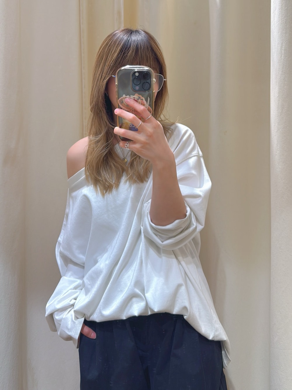 ホワイト系のTシャツ/カットソー、ブラック系のその他パンツ、ホワイト系のバックパック/リュックを着用したレディースの春コーディネートの3枚目の写真