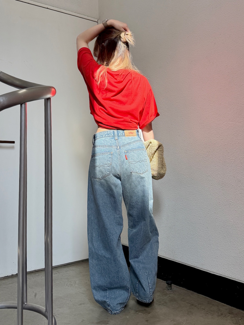 ブルー系のデニムパンツ、レッド系のTシャツ/カットソー、その他のサンダルを着用したレディースの春コーディネートの2枚目の写真