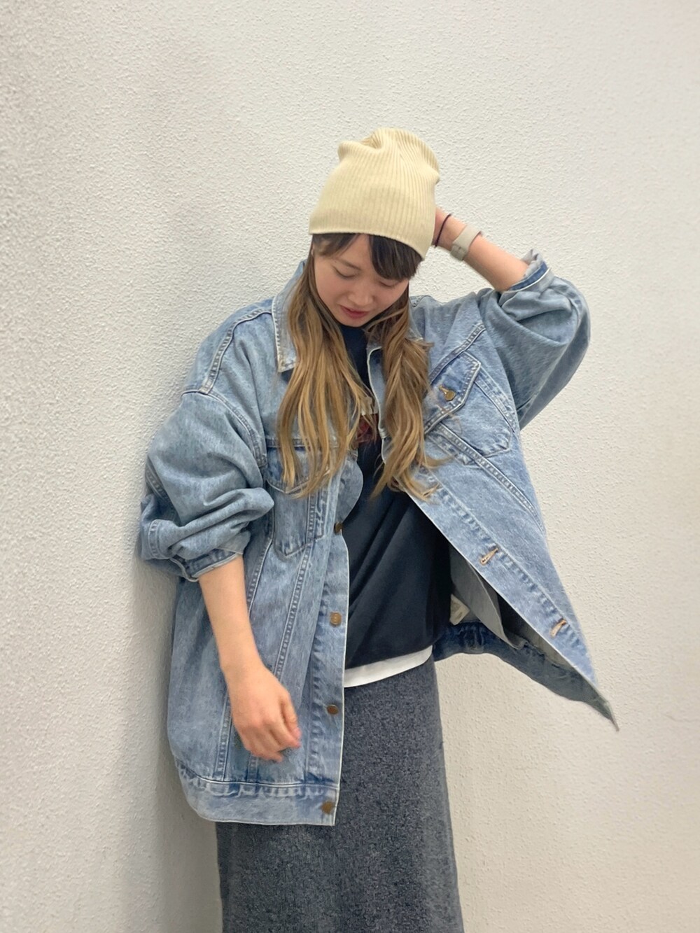 ブルー系のデニムジャケット、グレー系のスカート、グレー系のスウェットを着用したレディースの冬コーディネートの4枚目の写真