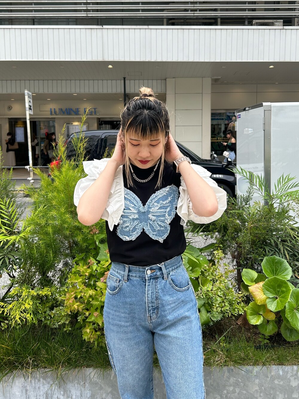 ブラック系のブーツ、ブラック系のTシャツ/カットソー、ホワイト系のシャツ/ブラウスを着用したレディースの春コーディネートの4枚目の写真