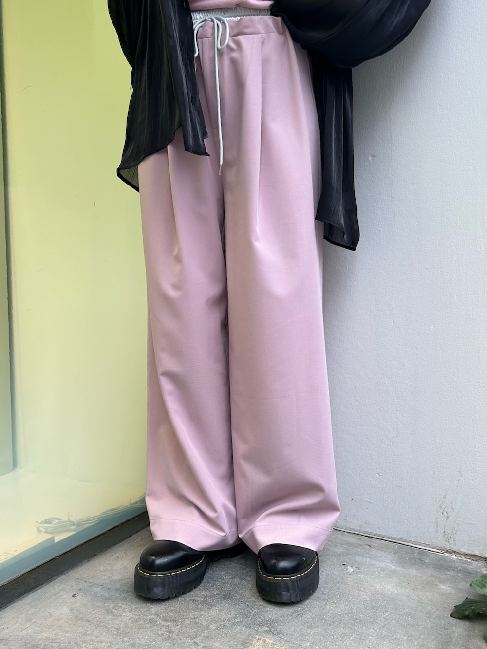 ピンク系のその他パンツ、ピンク系のTシャツ/カットソー、ブラック系のシャツ/ブラウスを着用したレディースの春コーディネートの8枚目の写真