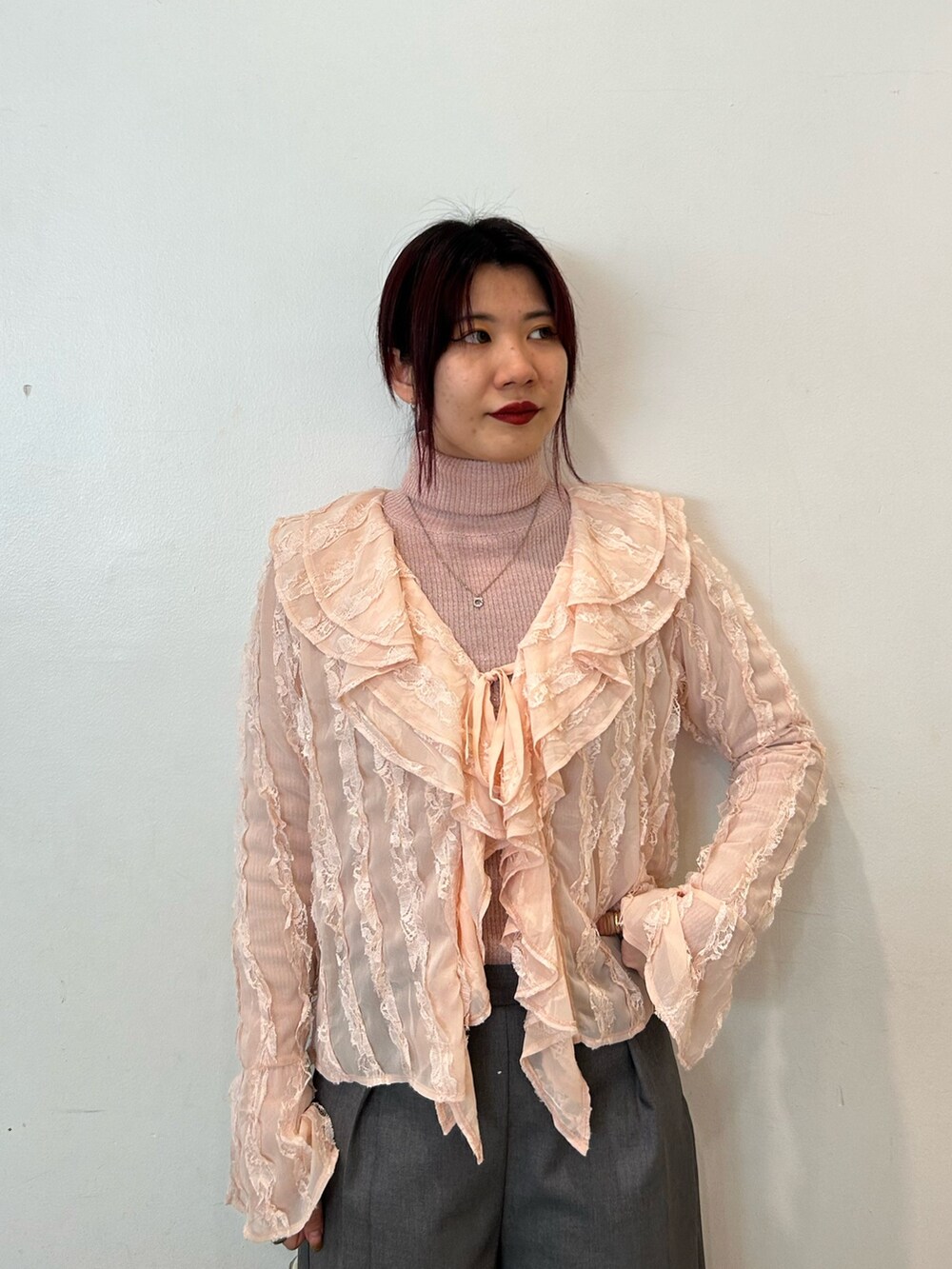 ブラック系のブーツ、ピンク系のシャツ/ブラウス、ピンク系のニット/セーターを着用したレディースの春コーディネートの4枚目の写真