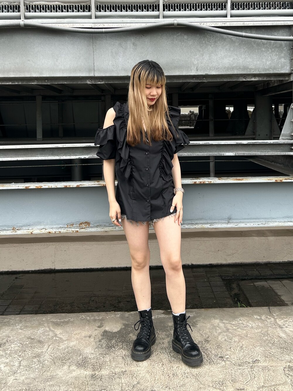 ブラック系のブーツ、ブラック系のシャツ/ブラウス、ブラック系のデニムパンツを着用したレディースの夏コーディネートの2枚目の写真