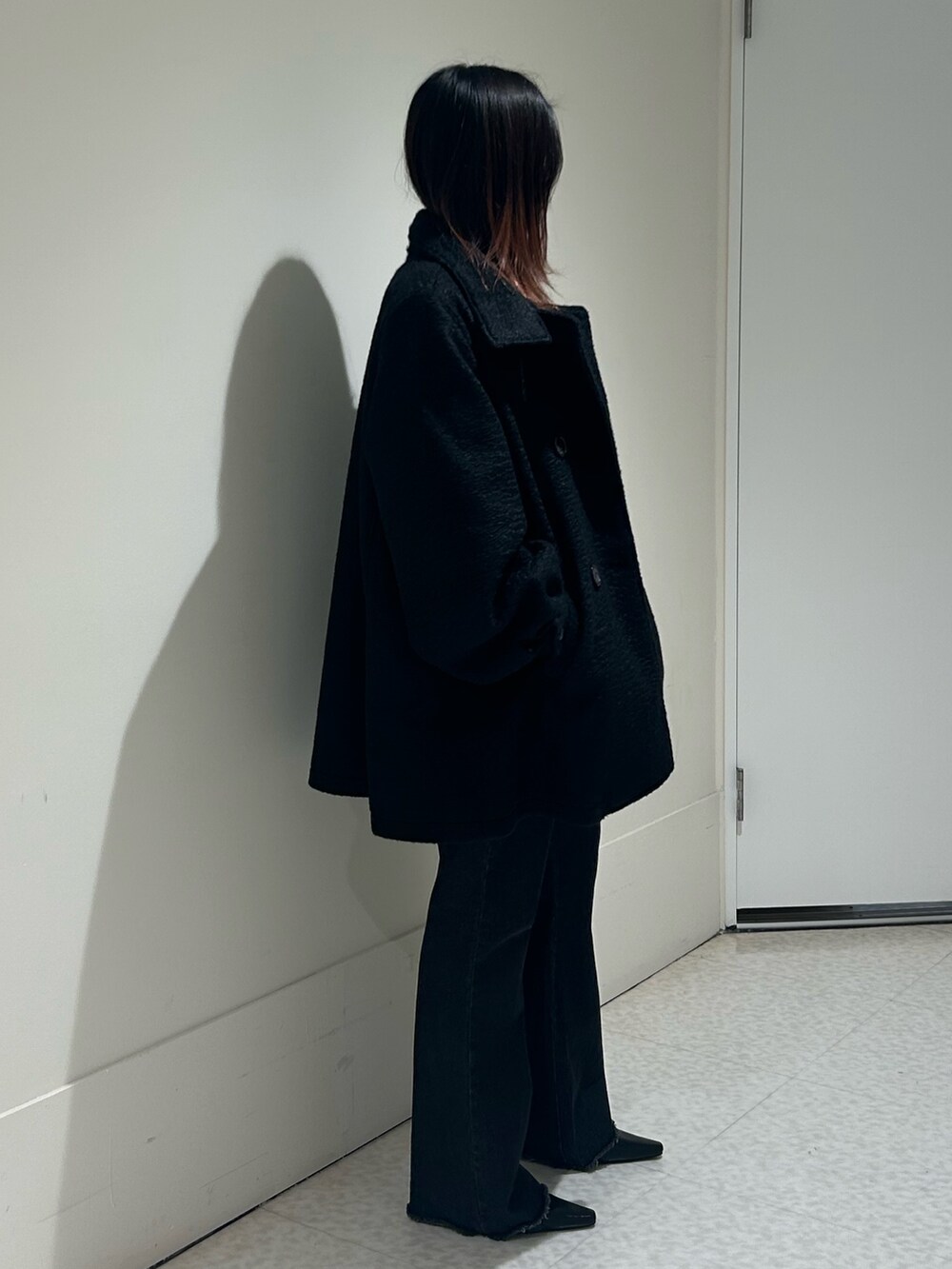 ブラック系のその他アウター、グレー系のニット/セーター、ブラック系のその他パンツを着用したレディースの秋コーディネートの3枚目の写真
