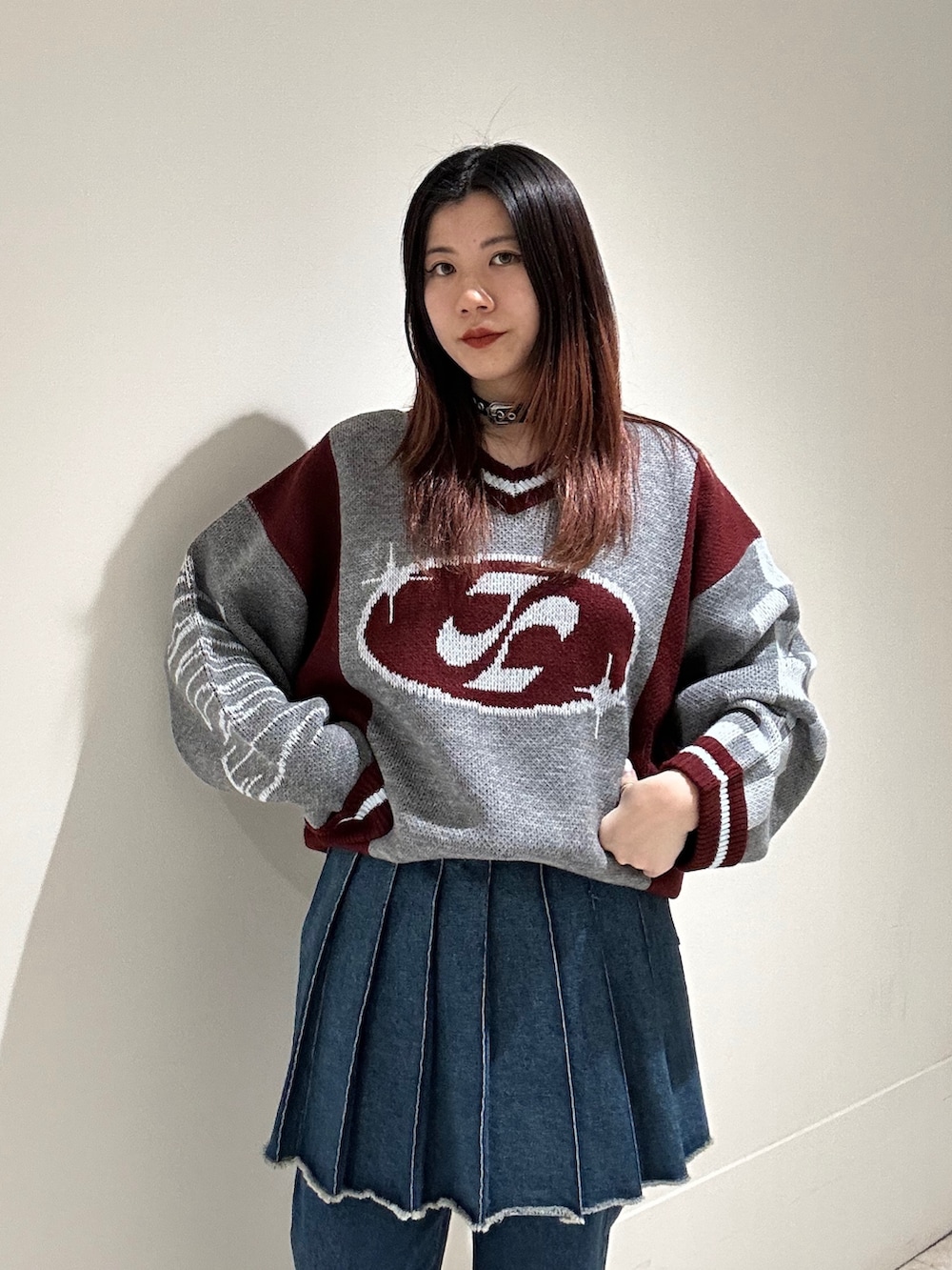 ブラック系のブーツ、グレー系のニット/セーター、ブルー系のその他パンツを着用したレディースの秋コーディネートの5枚目の写真