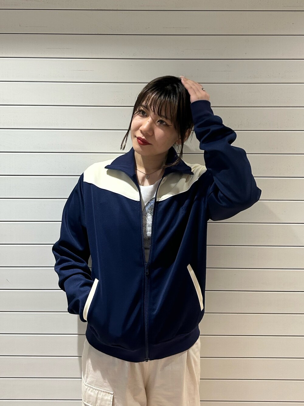 ブラック系のブーツ、ホワイト系のTシャツ/カットソー、ブルー系のジャージを着用したレディースの秋コーディネートの4枚目の写真