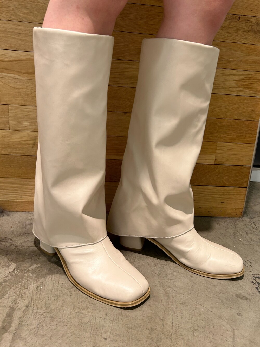 ブラウン系のその他パンツ、ホワイト系のブーツ、ホワイト系のショルダーバッグを着用したレディースの冬コーディネートの7枚目の写真