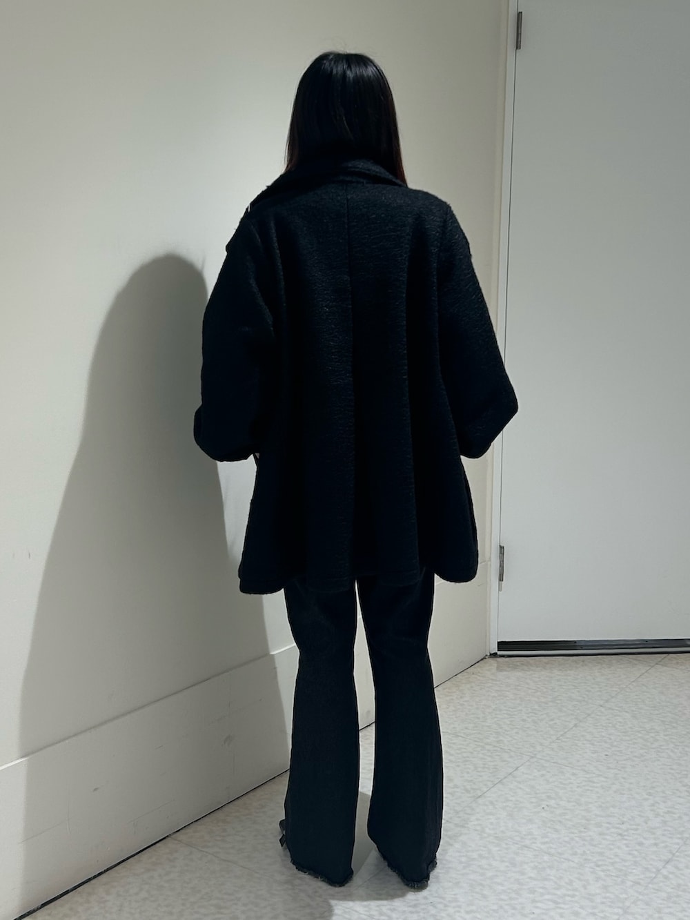 ブラック系のその他アウター、グレー系のニット/セーター、ブラック系のその他パンツを着用したレディースの秋コーディネートの4枚目の写真