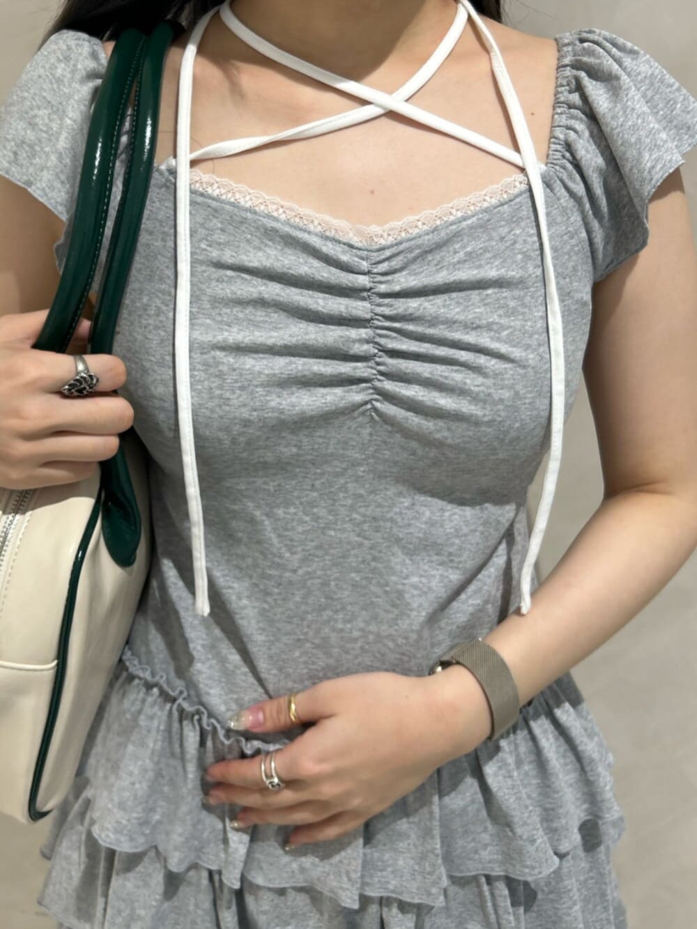 ブラック系のブーツ、グレー系のワンピース、ホワイト系のボストンバッグを着用したレディースの秋コーディネートの5枚目の写真