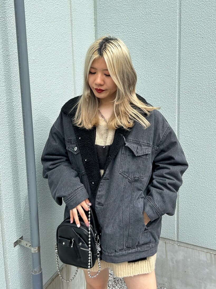 ブラック系のデニムパンツ、ブラック系のその他アウター、ブラック系のハンドバッグを着用したレディースの秋コーディネートの5枚目の写真