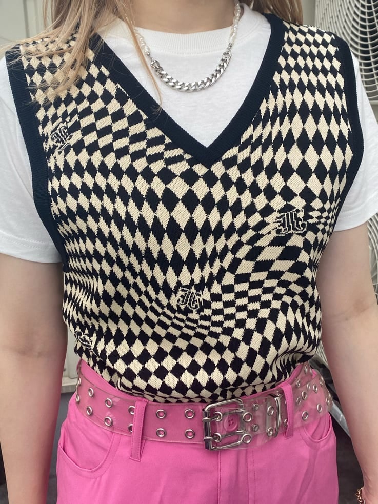 ブラック系のニット/セーター、ホワイト系のTシャツ/カットソー、ピンク系のスラックスを着用したレディースの夏コーディネートの6枚目の写真