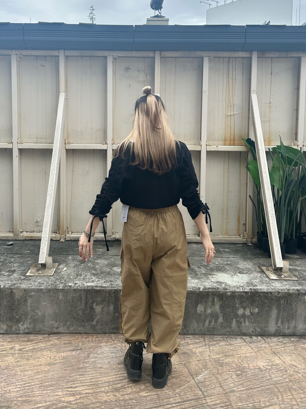 ブラック系のブーツ、ベージュ系のカーゴパンツ、ブルー系のTシャツ/カットソーを着用したレディースの夏コーディネートの3枚目の写真