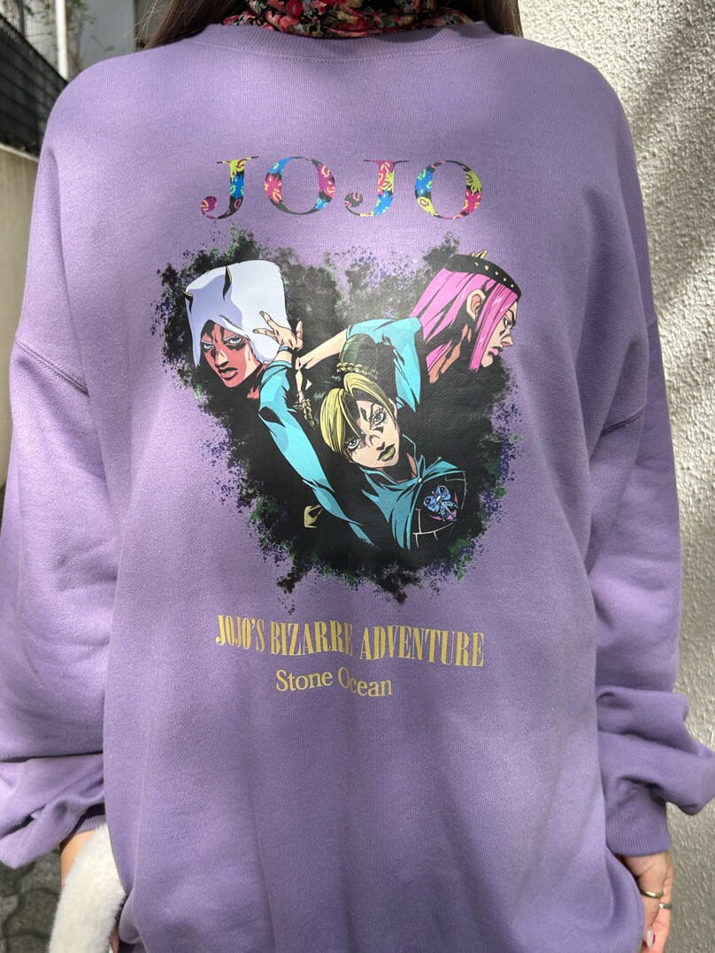 ブラック系のその他シューズ、ホワイト系のハンドバッグ、ブラック系のスカートを着用したレディースの秋コーディネートの7枚目の写真