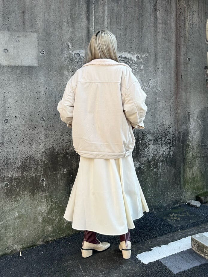 ホワイト系のその他アウター、ホワイト系のブーツ、ホワイト系のワンピースを着用したレディースの秋コーディネートの4枚目の写真