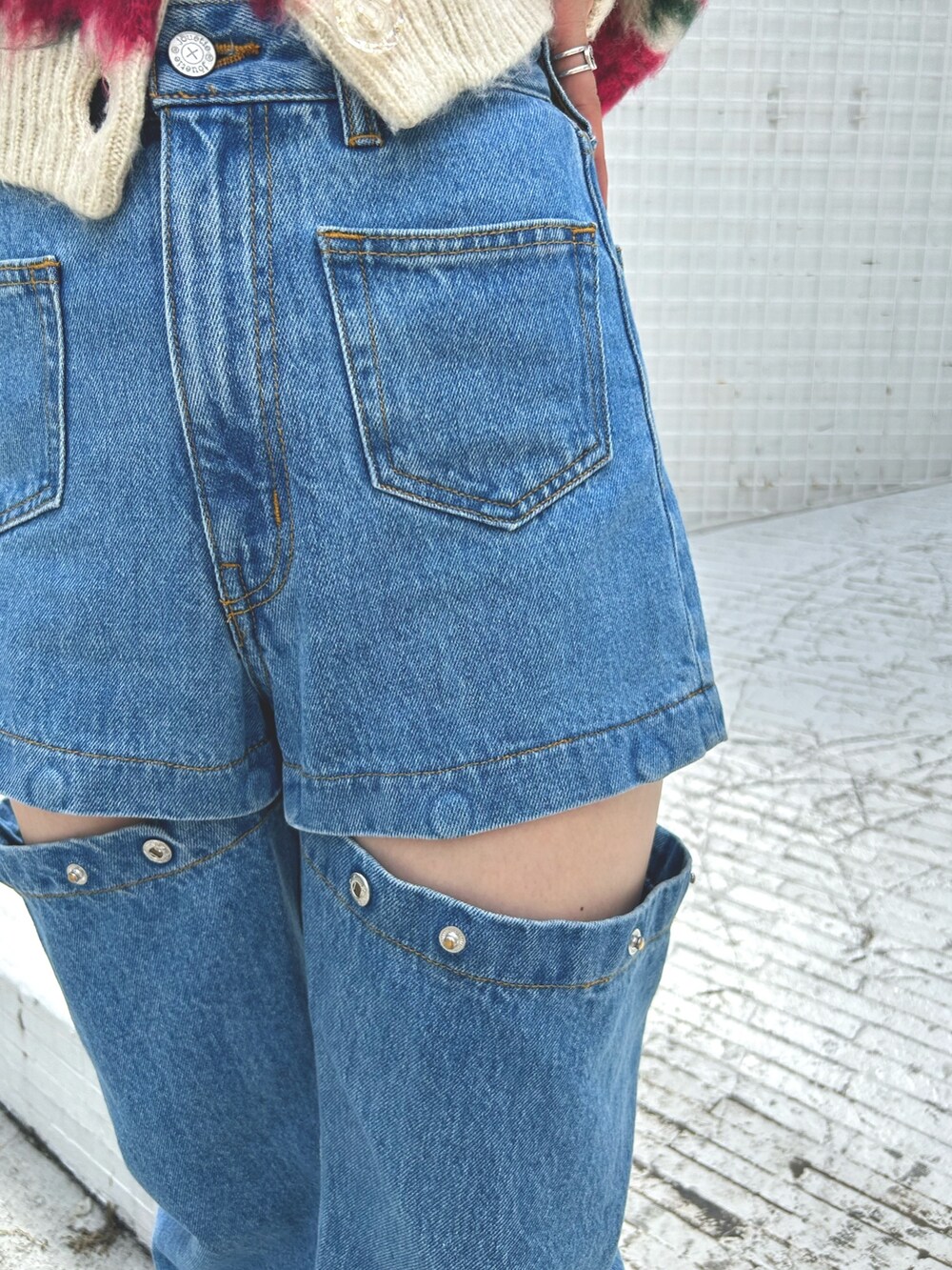 ブラック系のブーツ、ホワイト系のTシャツ/カットソー、ブルー系のデニムパンツを着用したレディースの夏コーディネートの5枚目の写真