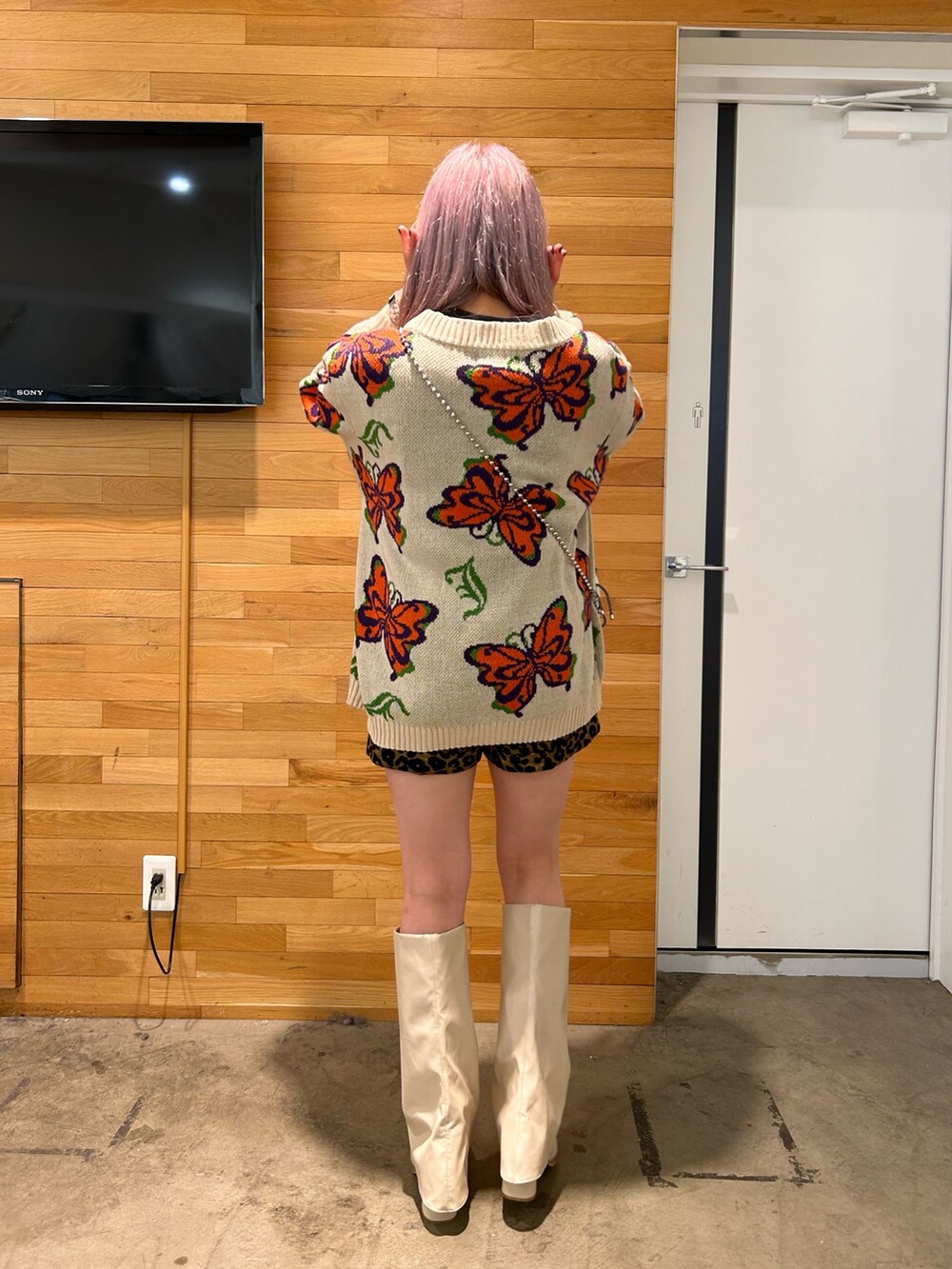 ブラウン系のその他パンツ、ホワイト系のブーツ、ホワイト系のショルダーバッグを着用したレディースの冬コーディネートの2枚目の写真