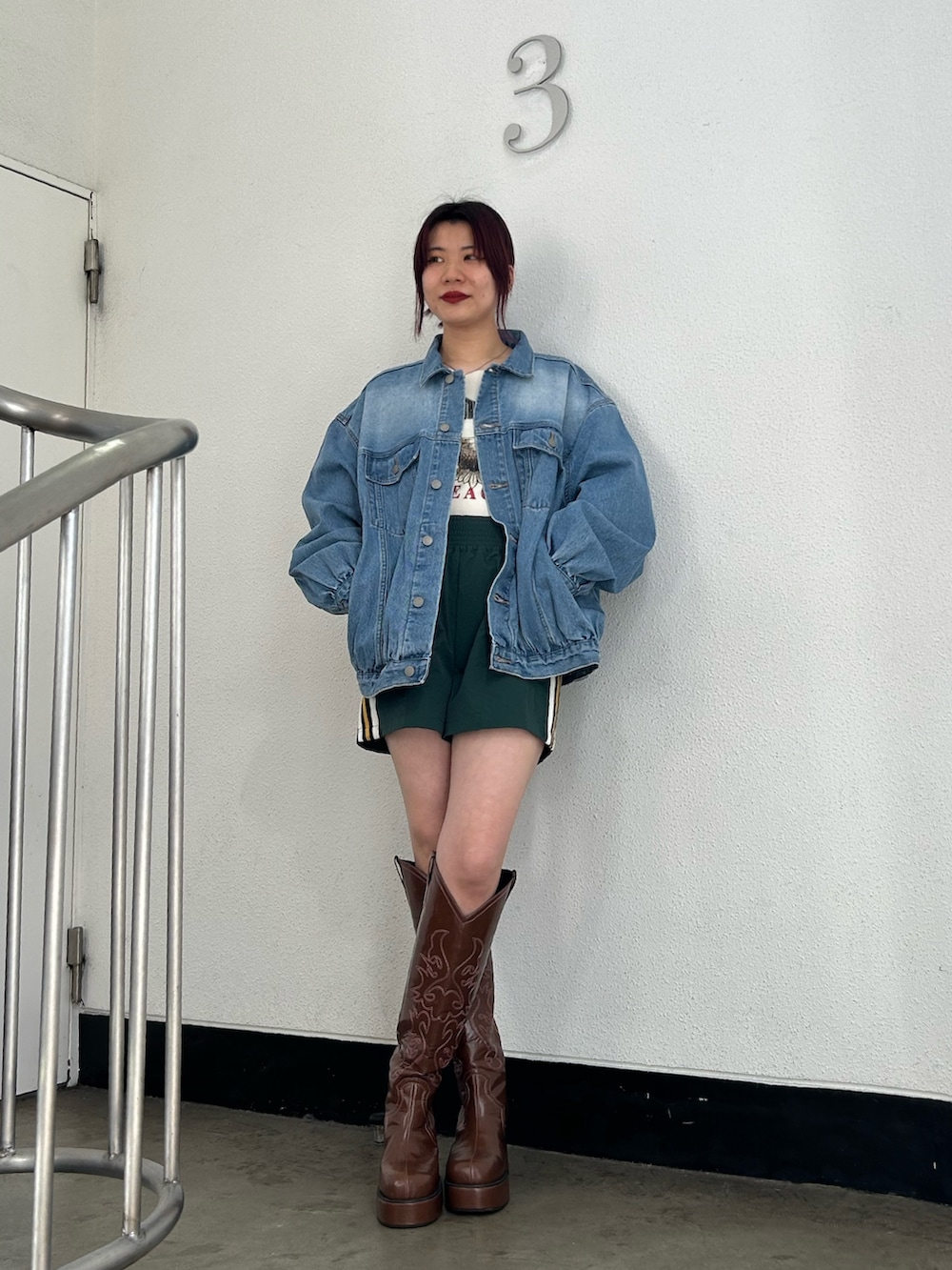 ブラウン系のブーツ、グリーン系のその他パンツ、ブルー系のデニムジャケットを着用したレディースの春コーディネートの2枚目の写真