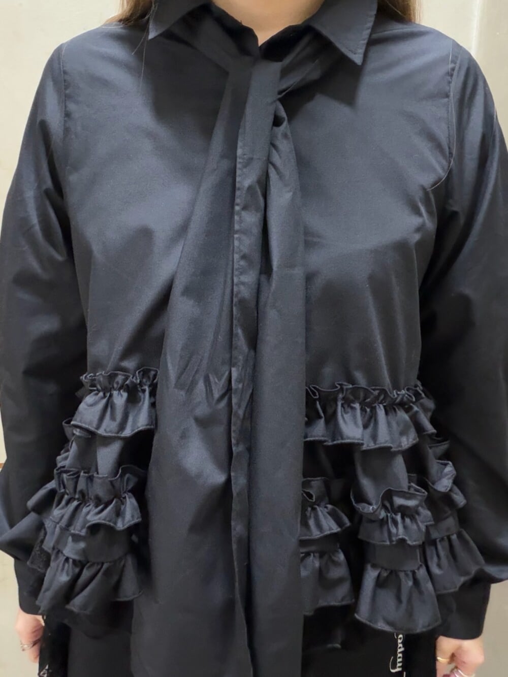 ブラック系のローファー、ブラック系のシャツ/ブラウス、ブラック系のスウェットパンツを着用したレディースの冬コーディネートの5枚目の写真