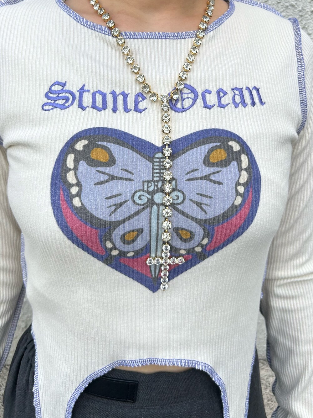 ブラック系のブーツ、ホワイト系のTシャツ/カットソー、グレー系のスカートを着用したレディースの秋コーディネートの6枚目の写真