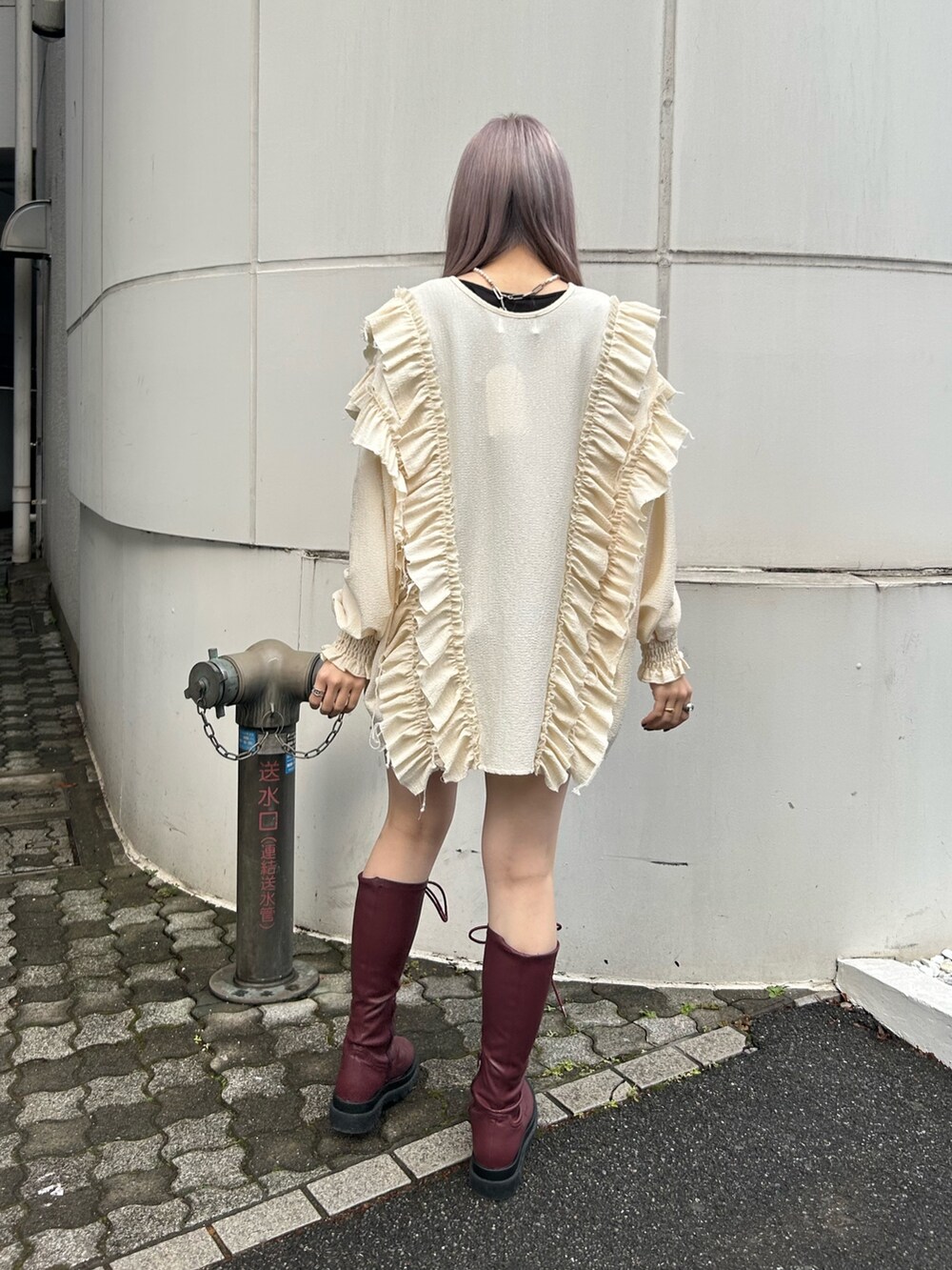 ホワイト系のシャツ/ブラウス、ブルー系のデニムパンツ、レッド系のブーツを着用したレディースの冬コーディネートの3枚目の写真