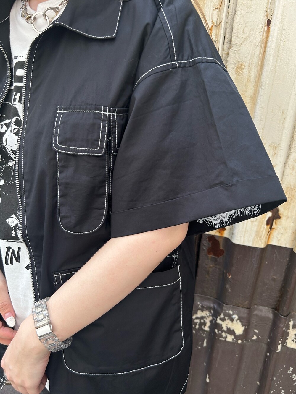 ブラック系のブーツ、ブラック系のデニムパンツ、ホワイト系のTシャツ/カットソーを着用したレディースの夏コーディネートの7枚目の写真