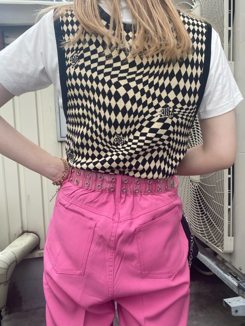 ブラック系のニット/セーター、ホワイト系のTシャツ/カットソー、ピンク系のスラックスを着用したレディースの夏コーディネートの7枚目の写真