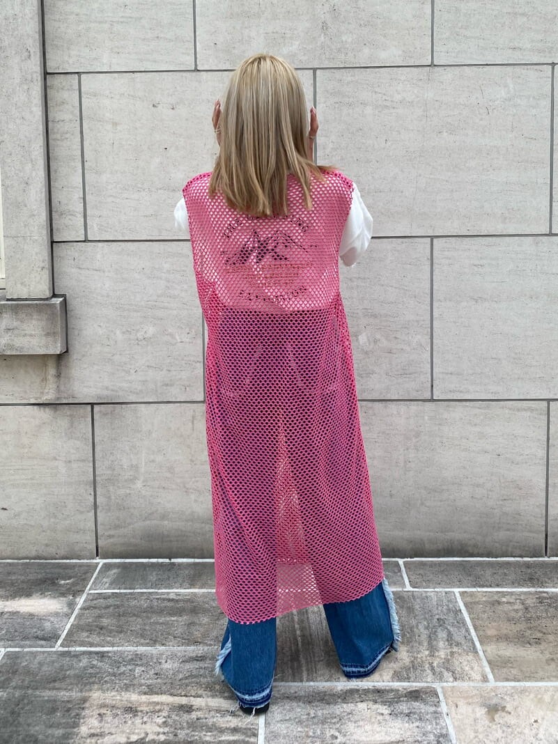 ブラック系のその他シューズ、ホワイト系のTシャツ/カットソー、ピンク系のワンピースを着用したレディースの夏コーディネートの3枚目の写真