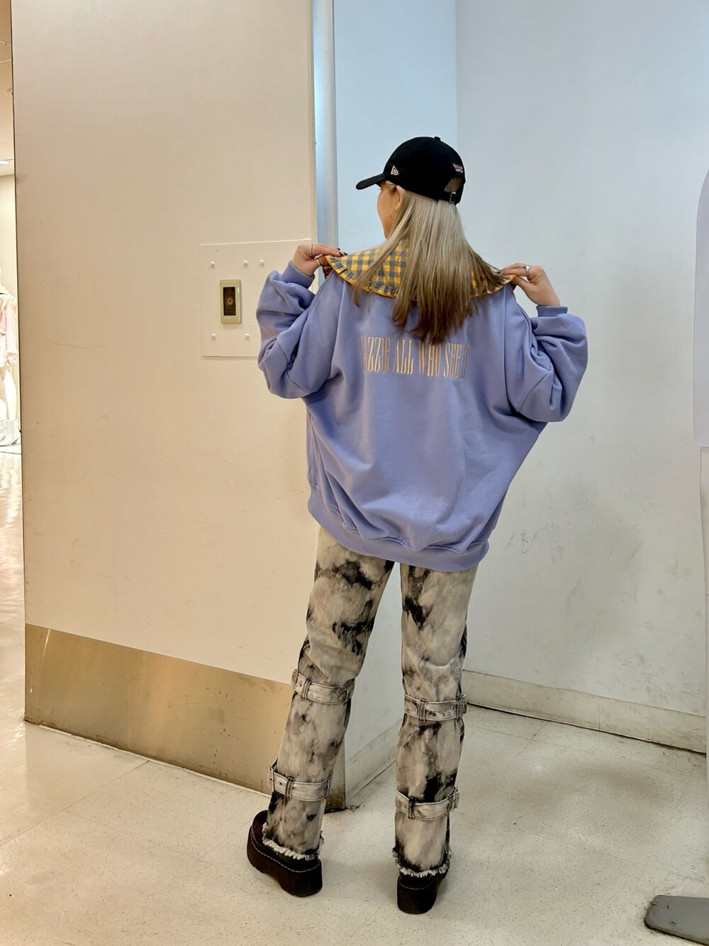 ブラック系のその他シューズ、パープル系のスウェット、ブラック系のデニムパンツを着用したレディースの冬コーディネートの3枚目の写真