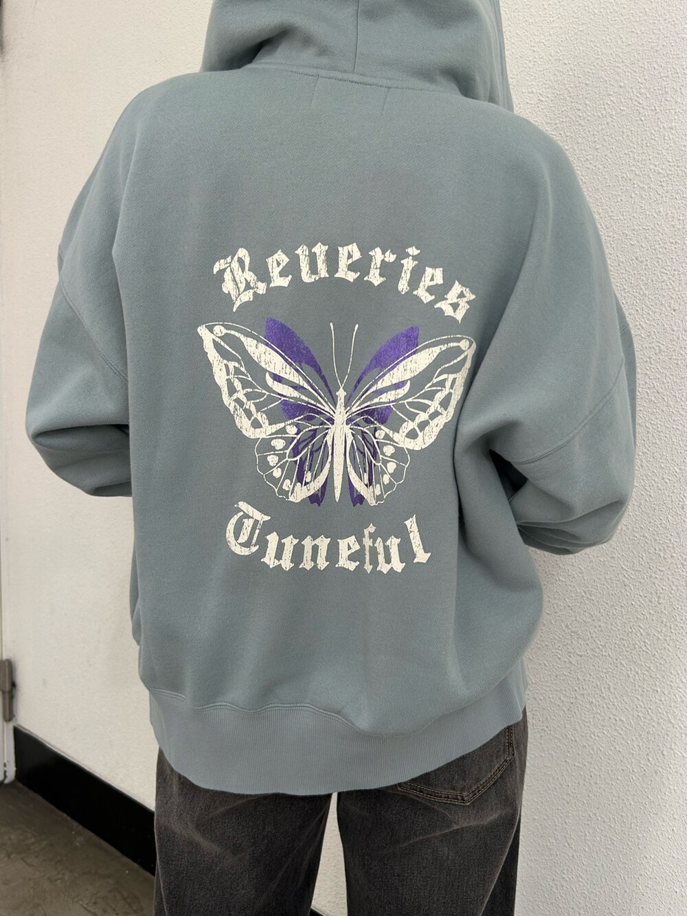 ブラック系のその他パンツ、ブラック系のスニーカー、ホワイト系のTシャツ/カットソーを着用したレディースの春コーディネートの7枚目の写真