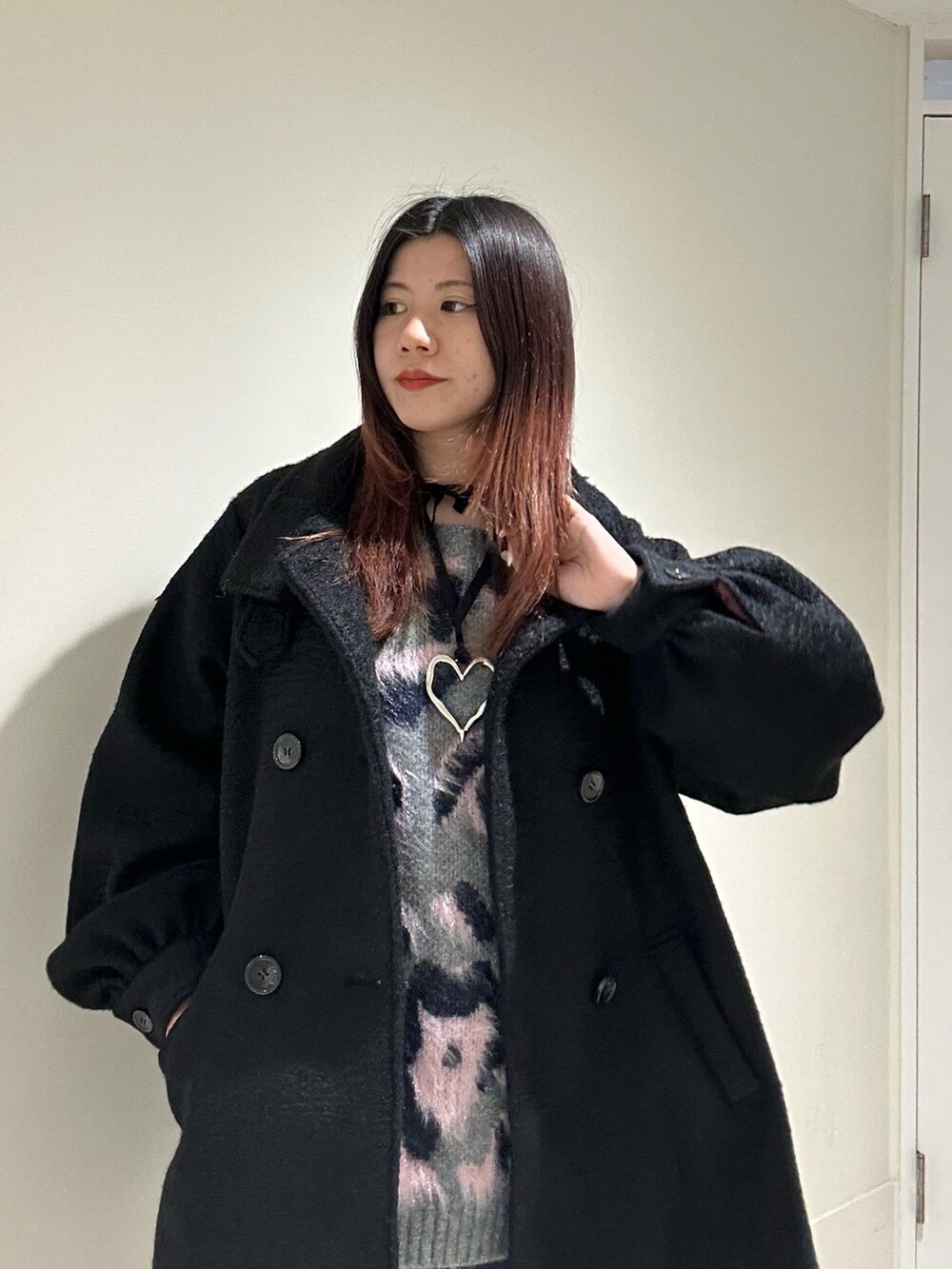 ブラック系のその他アウター、グレー系のニット/セーター、ブラック系のその他パンツを着用したレディースの秋コーディネートの5枚目の写真