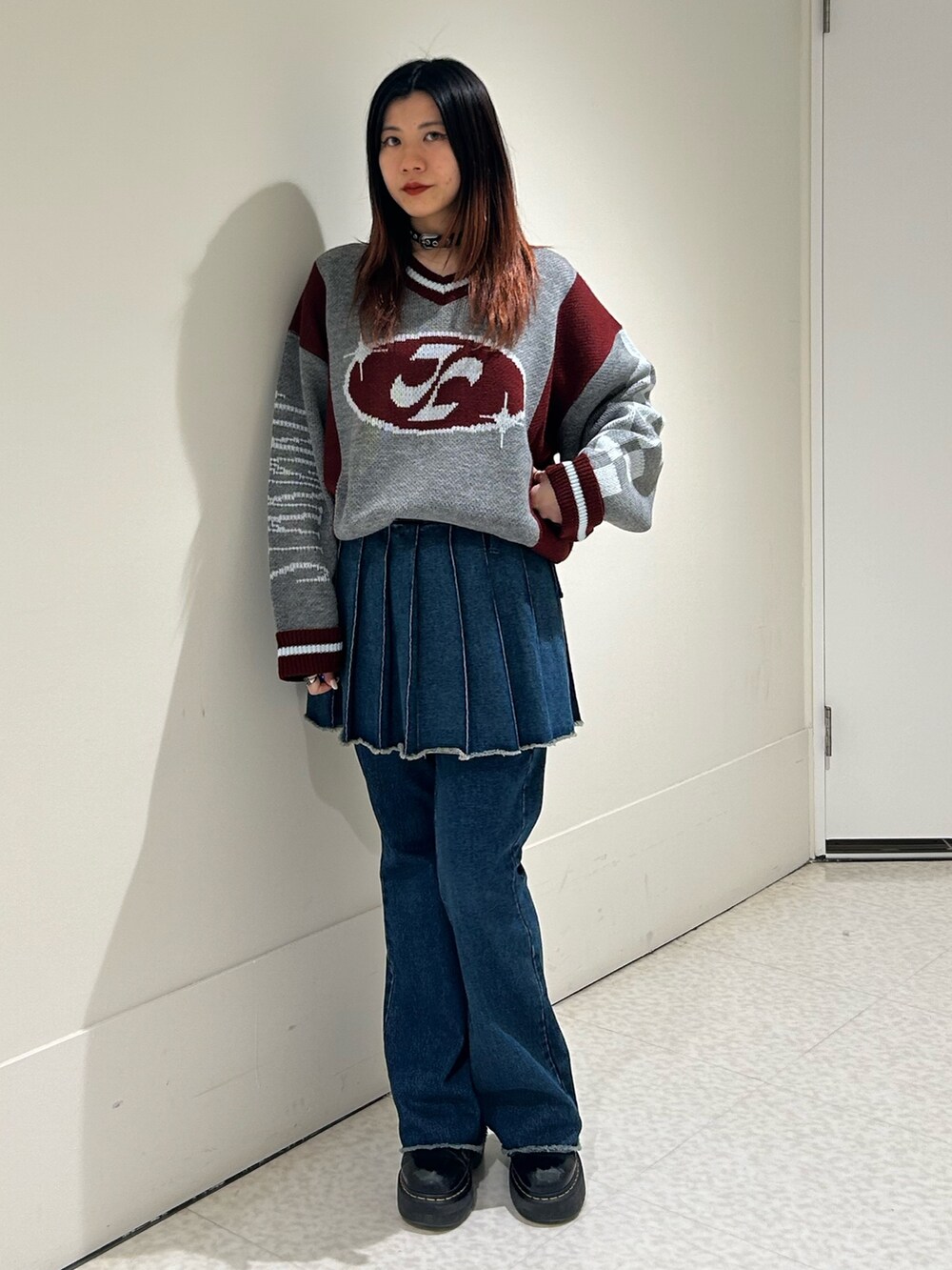 ブラック系のブーツ、グレー系のニット/セーター、ブルー系のその他パンツを着用したレディースの秋コーディネートの2枚目の写真