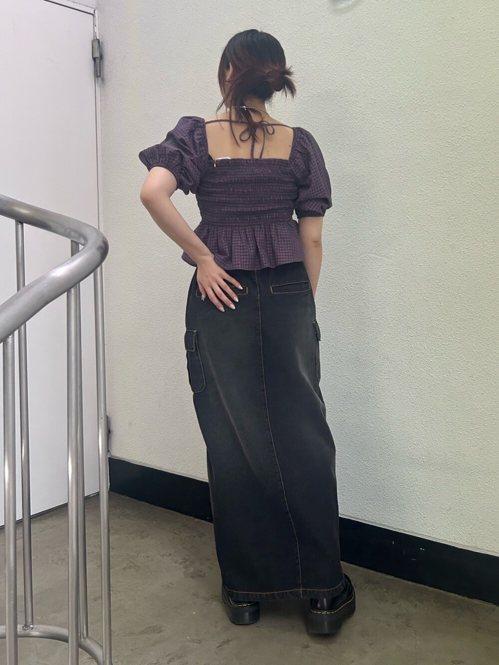 ピンク系のシャツ/ブラウス、ブラック系のデニムスカート、ブラック系のブーツを着用したレディースの夏コーディネートの4枚目の写真