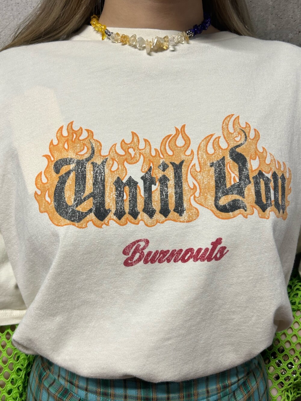 グリーン系のTシャツ/カットソー、グリーン系のスカート、ホワイト系のTシャツ/カットソーを着用したレディースの春コーディネートの4枚目の写真