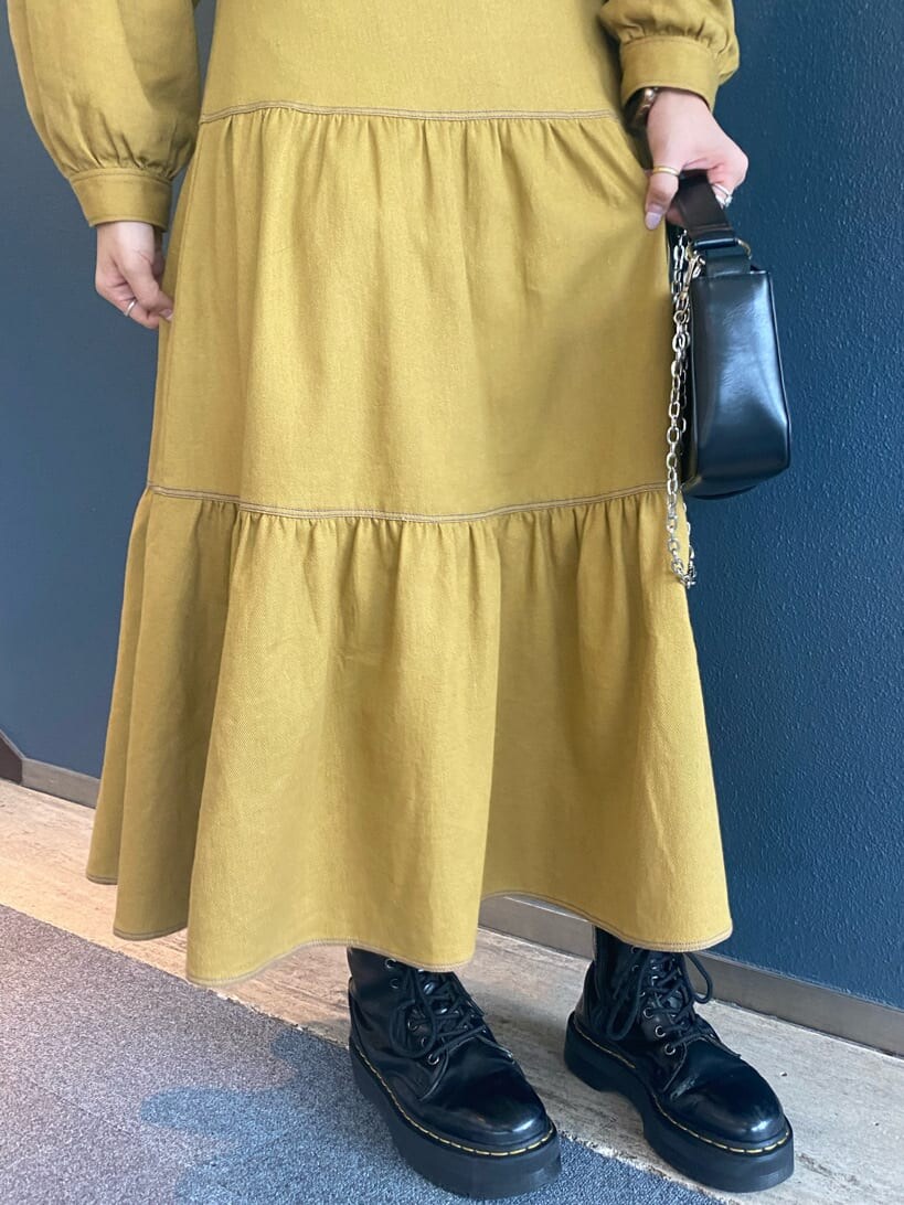 ブラック系のその他シューズ、ブラック系のTシャツ/カットソー、ブラック系のハンドバッグを着用したレディースの秋コーディネートの8枚目の写真