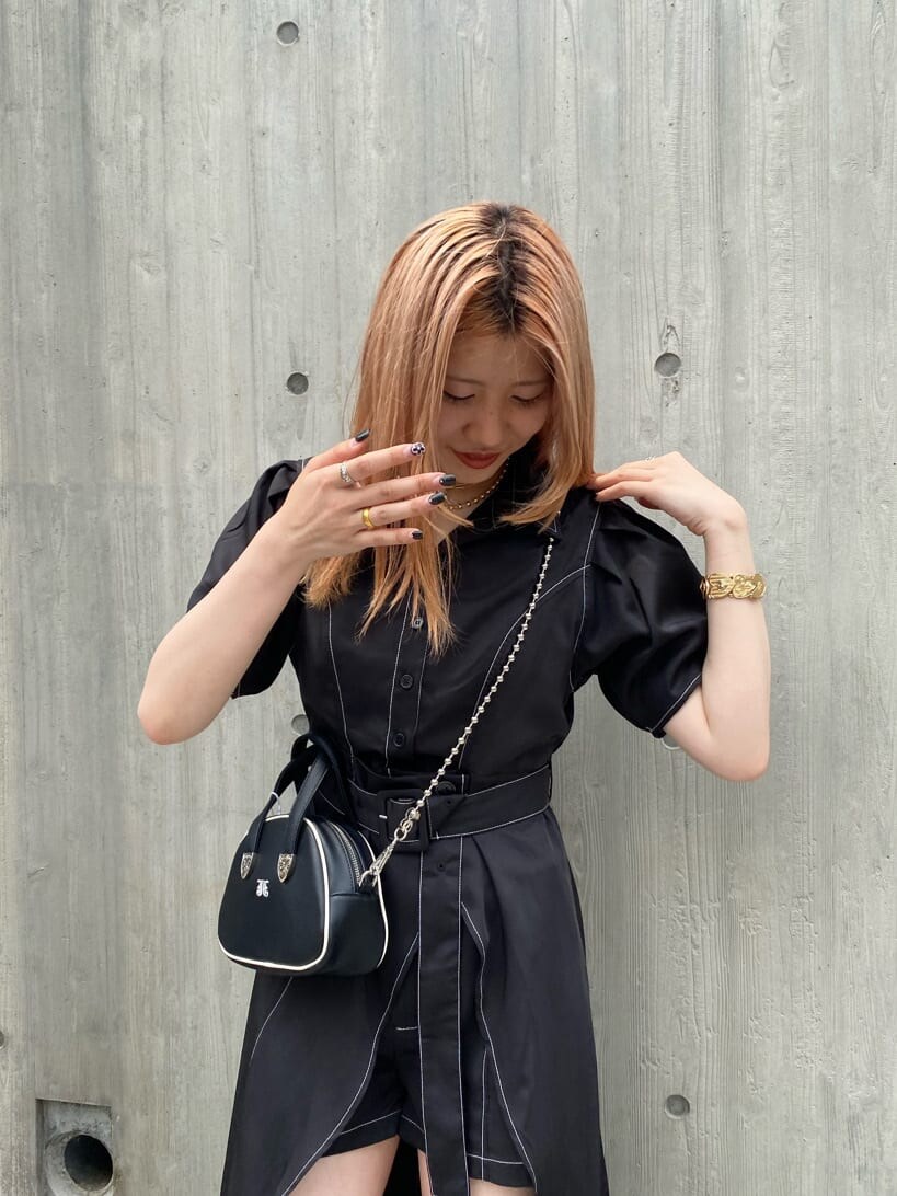 ブラック系のブーツ、ブラック系のワンピース、ブラック系のボストンバッグを着用したレディースの夏コーディネートの4枚目の写真