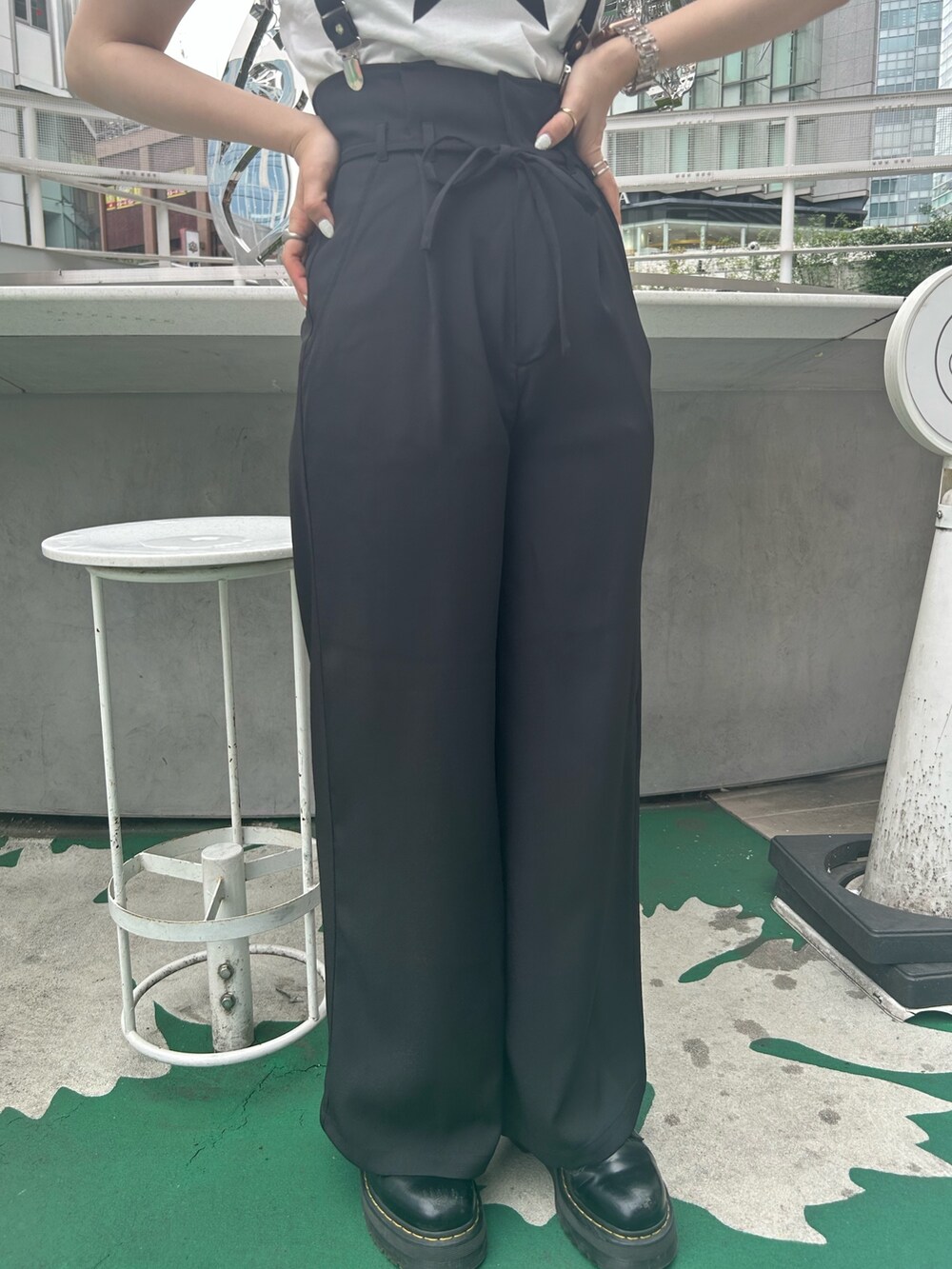 ブラック系のブーツ、ホワイト系のTシャツ/カットソー、ブラック系のその他パンツを着用したレディースの夏コーディネートの7枚目の写真