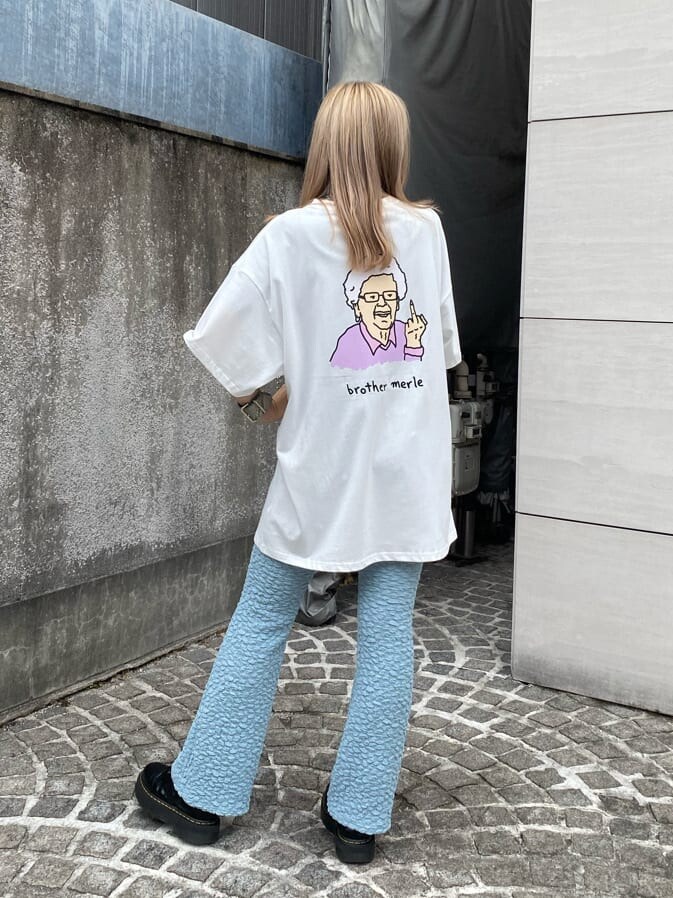 グリーン系のTシャツ/カットソー、ブルー系のその他パンツ、ブラック系のその他シューズを着用したレディースの夏コーディネートの3枚目の写真